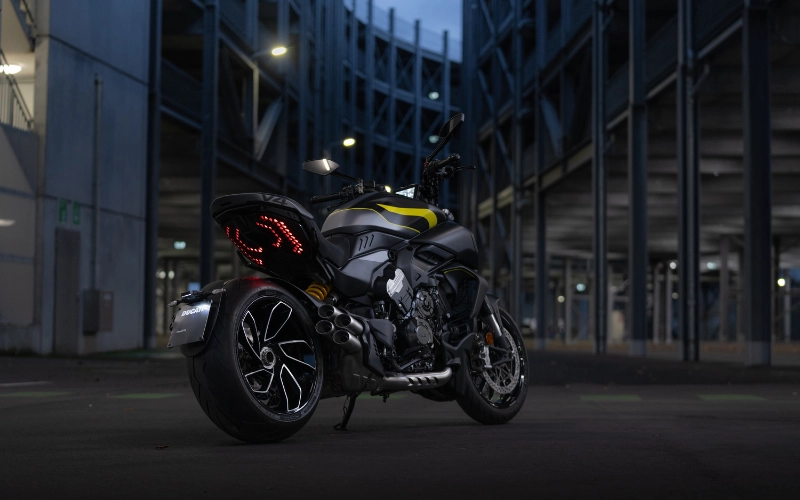 Ducati Diavel V4 Black Roadster Livery